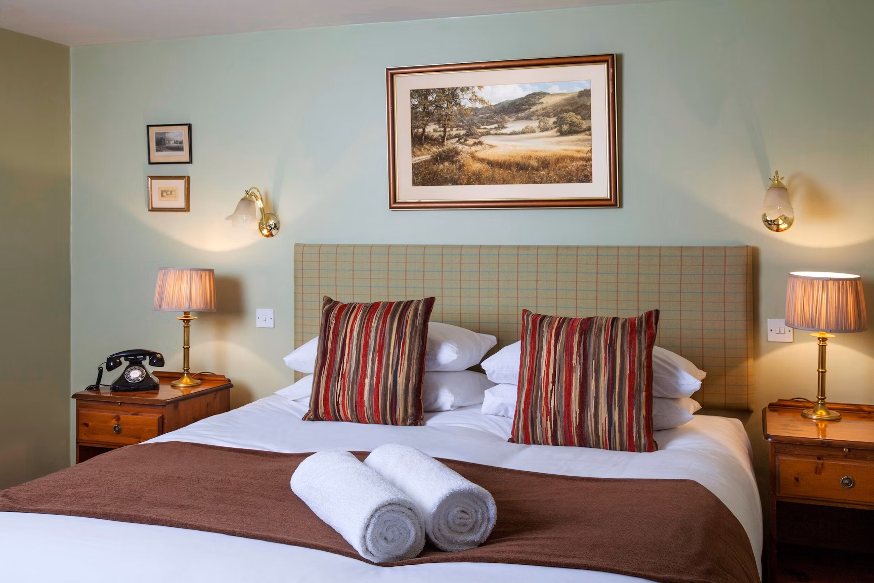 Classic double bedroom with soft furnishings at The White Hart Wells